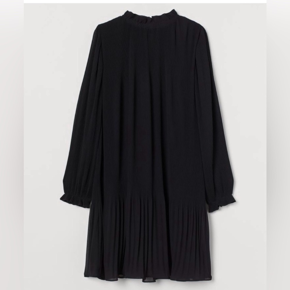 H&M pleated dress in black with fine pleats and dropped waist. Size small.